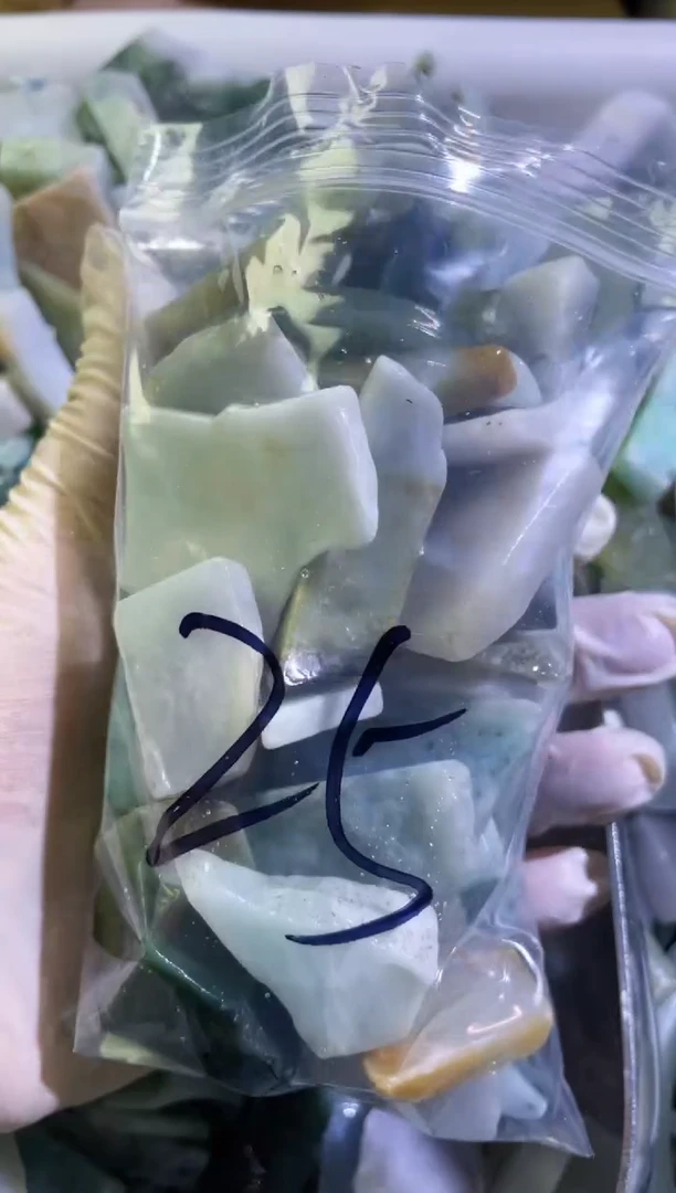 【闪购商品】翡翠颈饰未镶嵌天然翡翠边角大号500克25