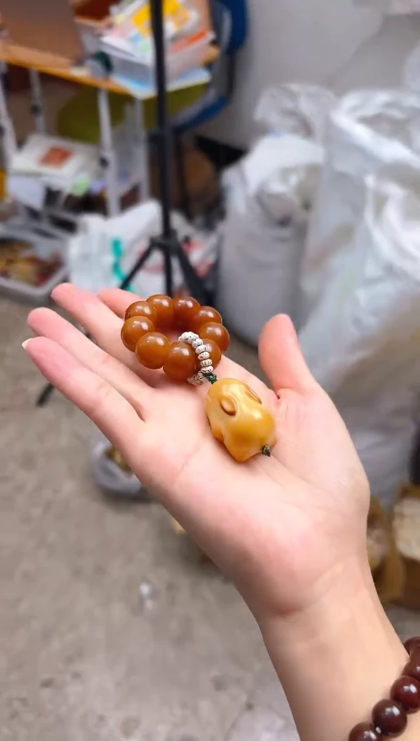 吊坠菩提根/象牙果栗子手捻带黄色兔