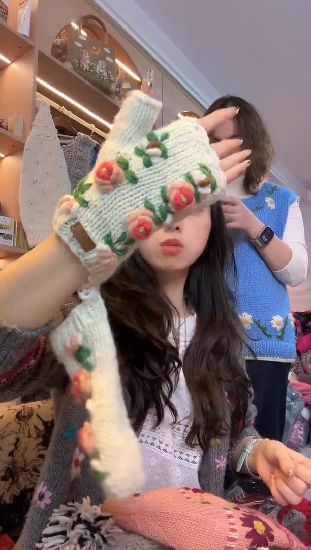 羊毛白色立体手套