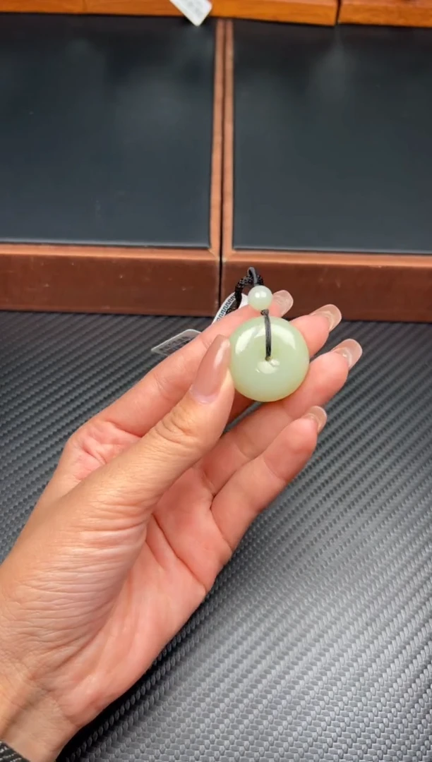 吊坠(赠链)未镶嵌和田玉且末微色差迪克兰二细平安扣m