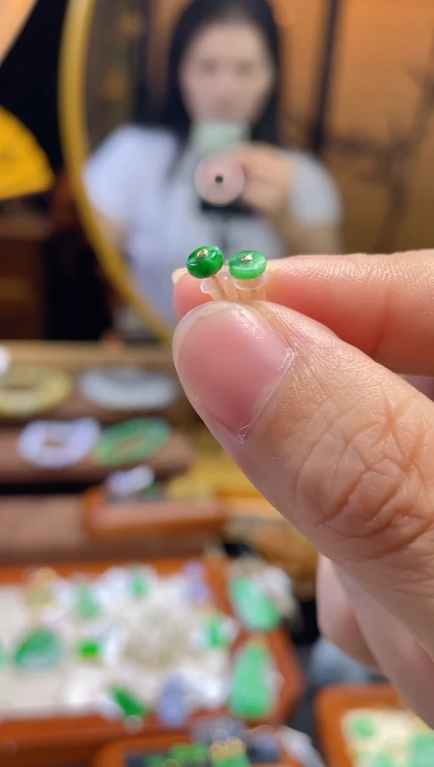 颈饰18K金镶嵌翡翠耳钉