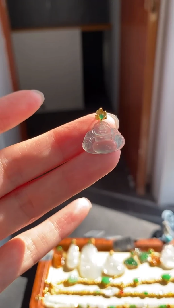 颈饰18K金镶嵌翡翠佛