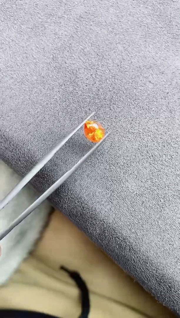 未镶嵌裸石石榴石（芬达石）2ct