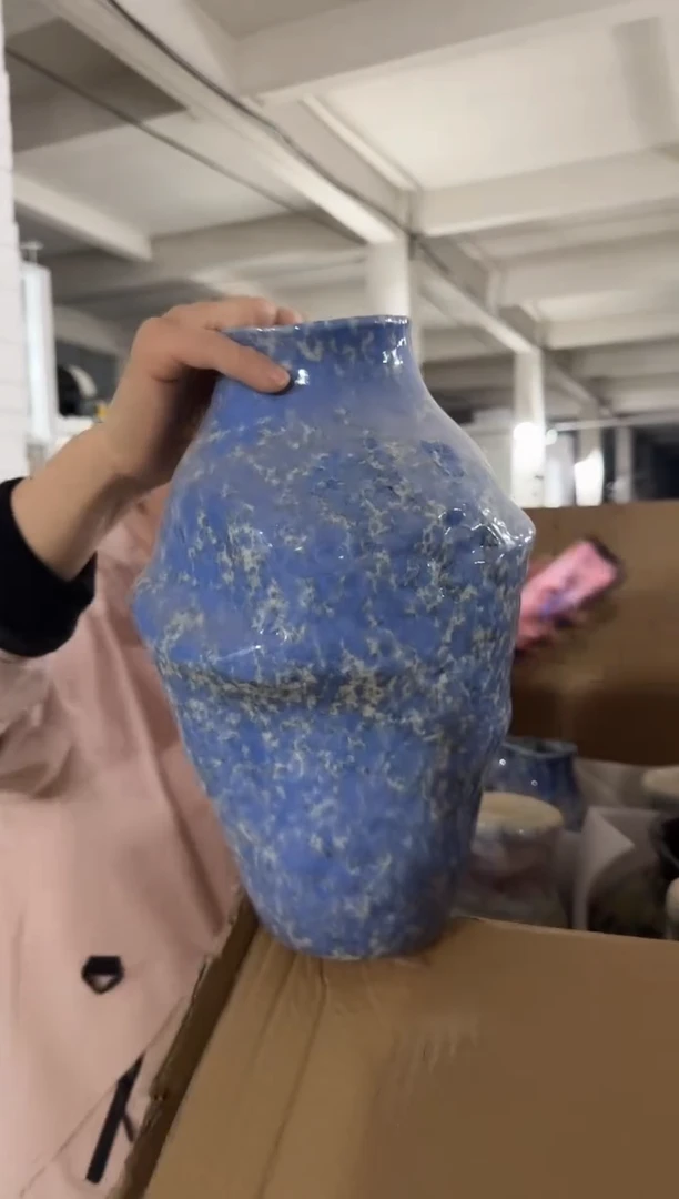 景德镇瓷器蓝色异形瓶