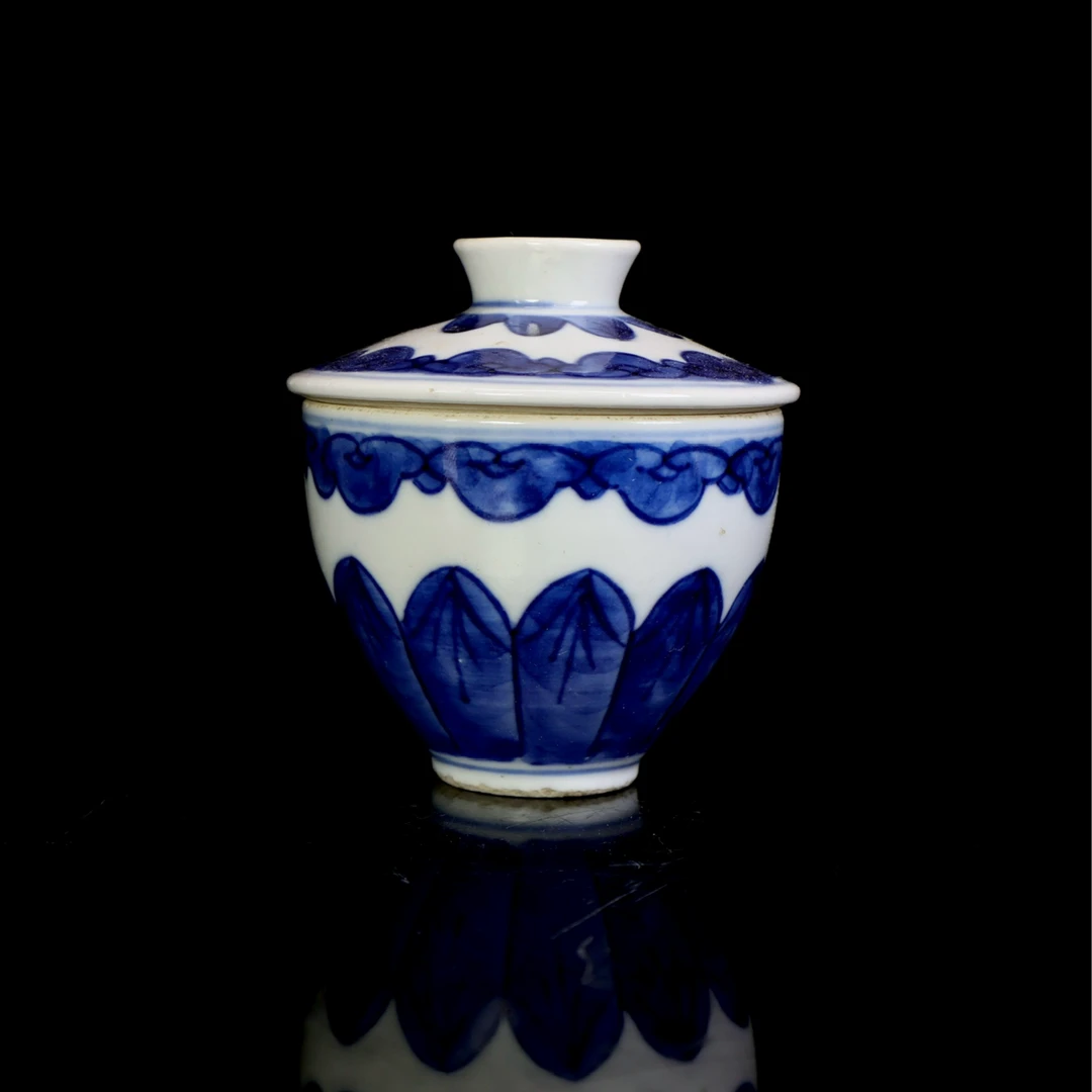 38.清中期青花莲瓣纹盖杯