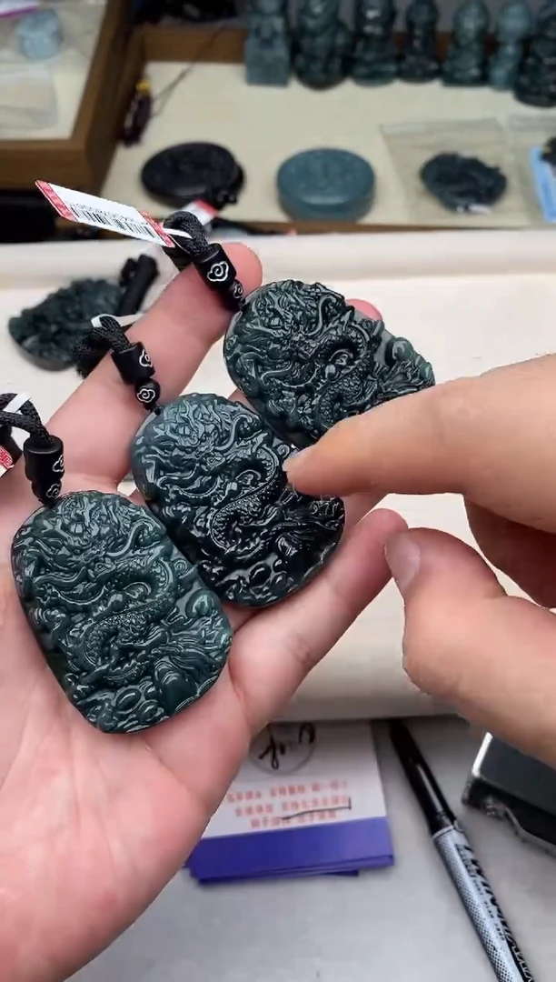 翡翠未镶嵌颈饰多样性发其一