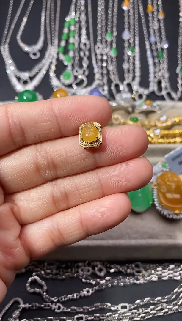 颈饰18K金镶嵌翡翠吊坠