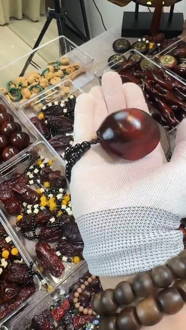 小叶紫檀光面富甲手把件