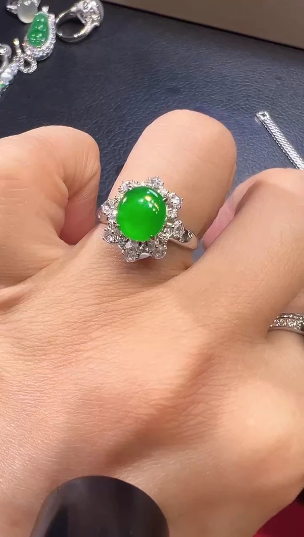 18K金镶嵌戒指翡翠蛋面