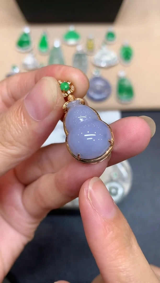 颈饰18K金镶嵌翡翠葫芦【无服务费