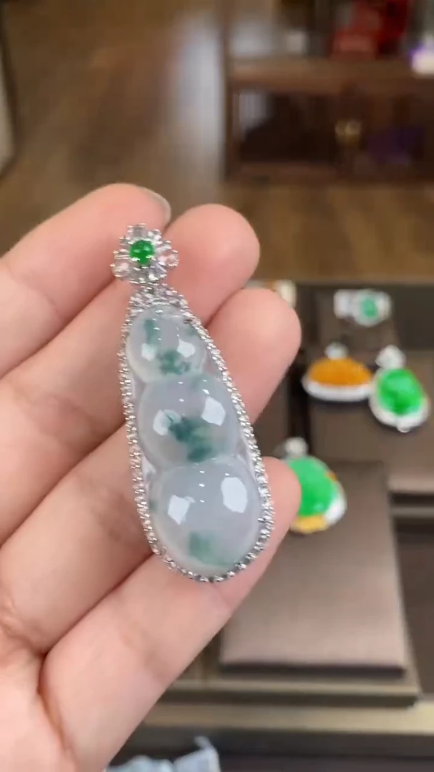 【闪购商品】翡翠吊坠(不含链)18K金镶嵌翡翠包镶福豆