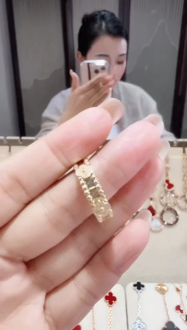 18K金镶嵌戒指钻石戒指