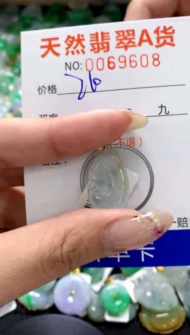 翡翠18K金镶嵌颈饰1111111111111111