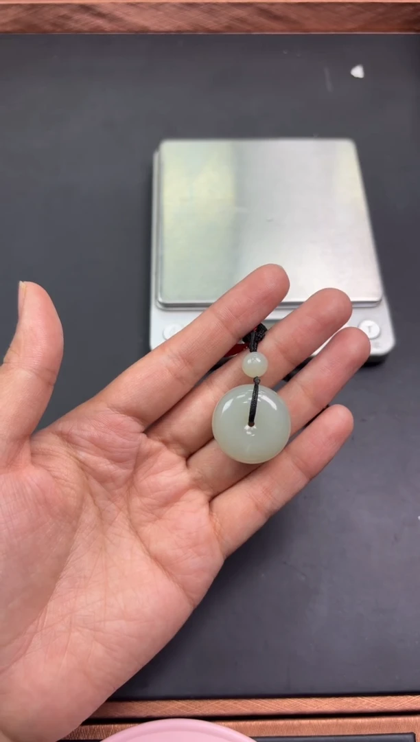 【闪购商品】和田玉吊坠(赠链)未镶嵌且末微色差近矿吊坠M