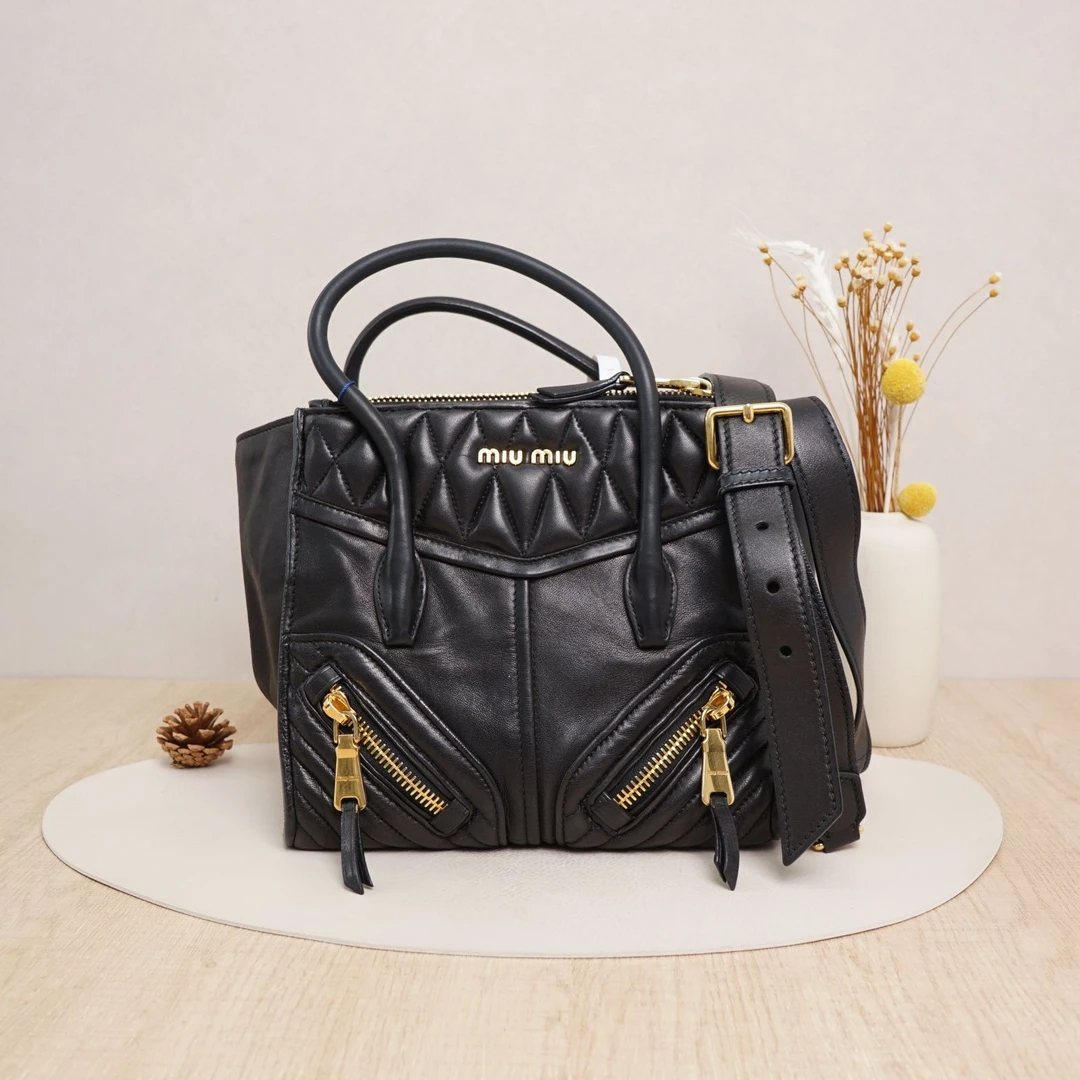 95新 MIU MIU/缪缪  缪缪手提斜挎蝙蝠包黑金羊皮/DS037589