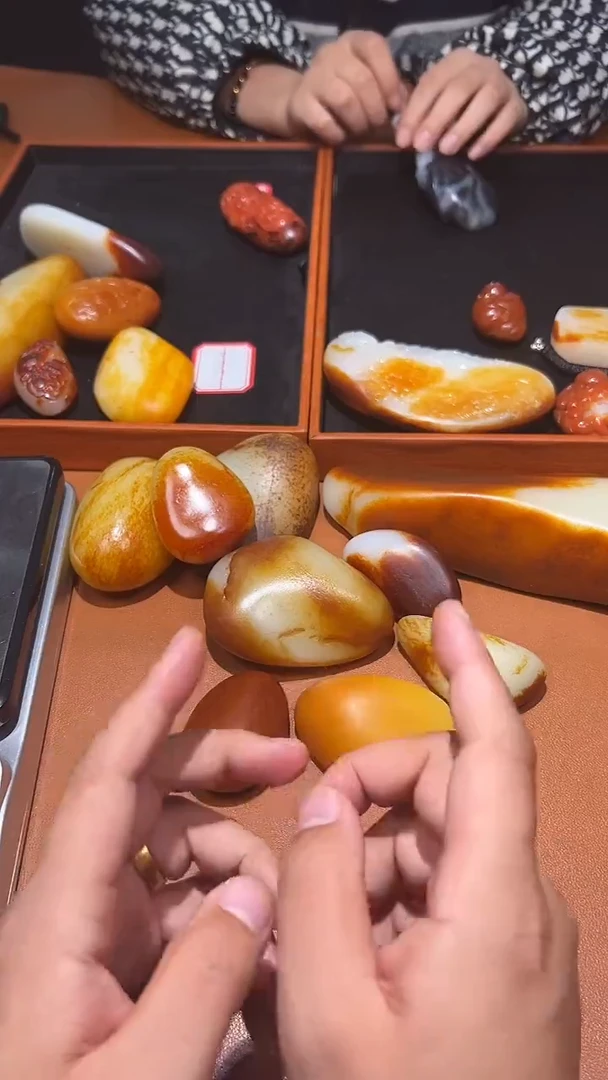 未镶嵌和田玉把件文***。和田玉