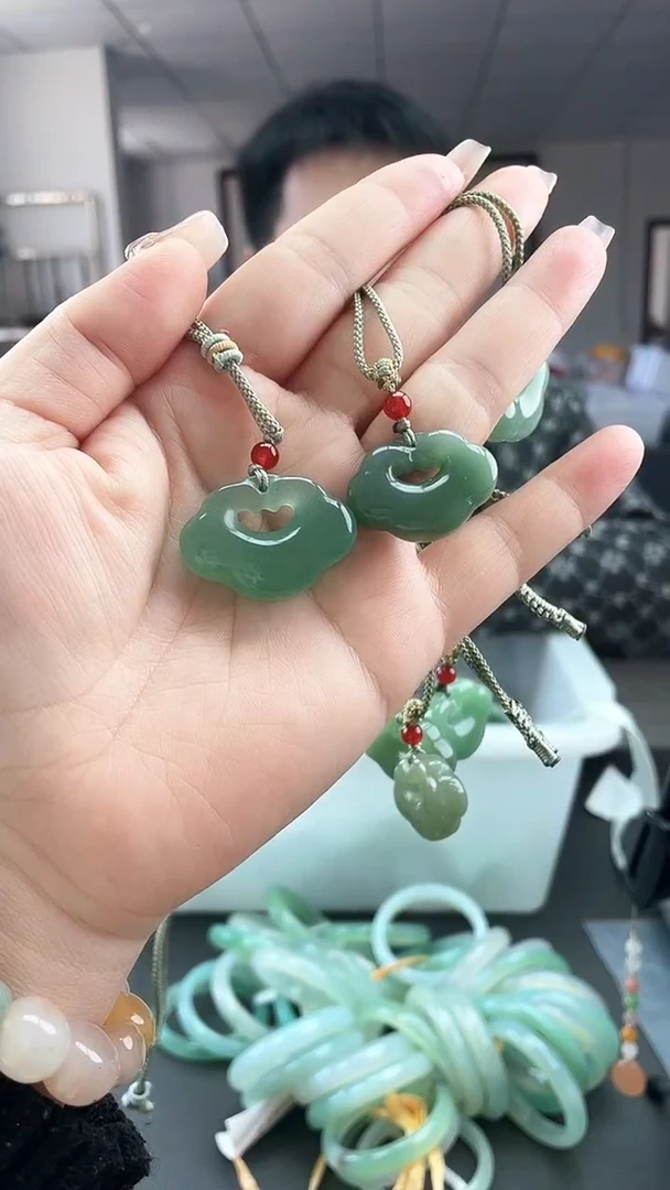 【闪购商品】石英质玉两个如意锁未镶嵌2