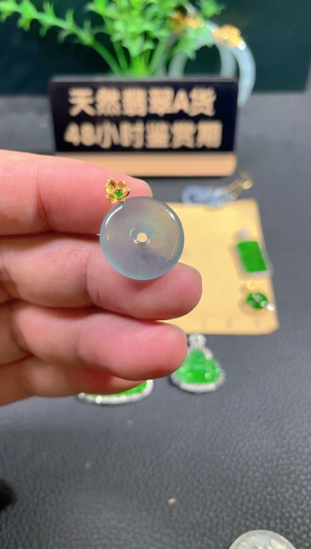 翡翠18K金镶嵌颈饰翡翠