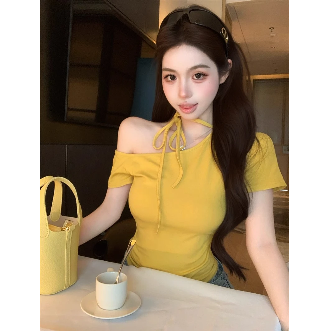 多巴胺斜肩黄色短袖t恤女夏纯欲辣妹一字肩挂脖露肩上衣独特绝美