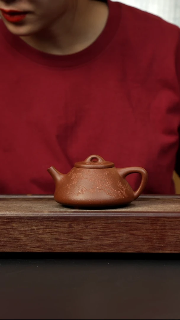 紫砂茶壶红降坡 刻梅子冶石瓢