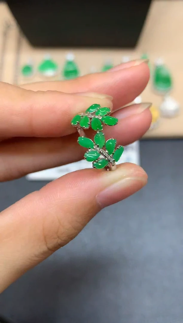 18K金镶嵌戒指翡翠随形【无服务费