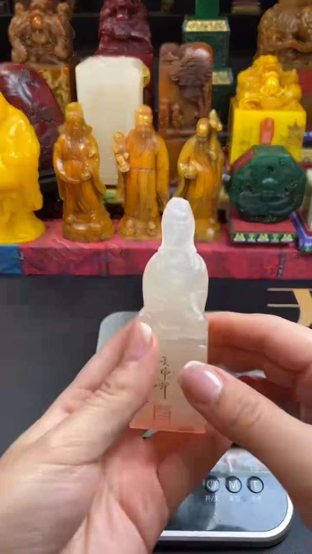 寿山石印石荔枝冻坐观音