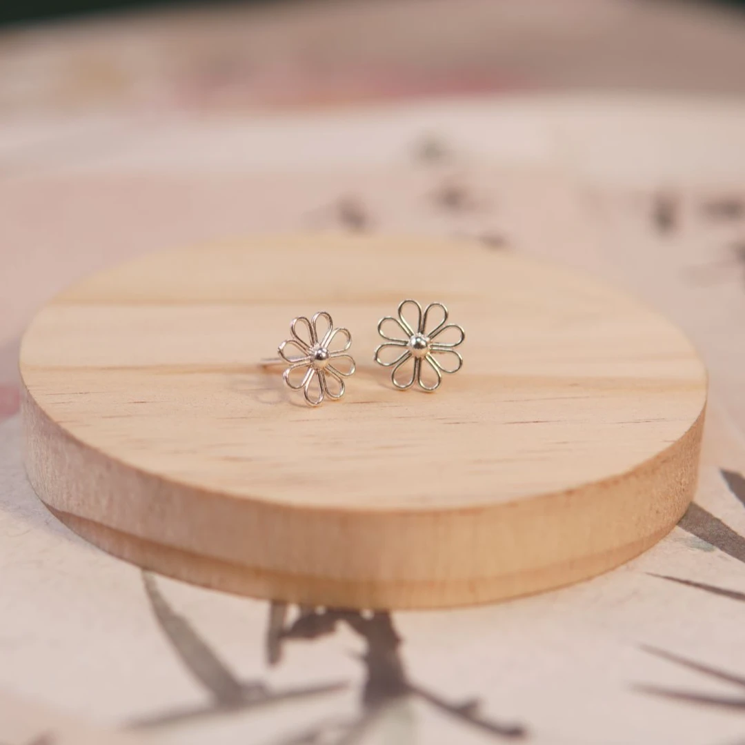足银耳饰 苗人匠银坊 足银纯手工 简约掐丝小雏菊足银耳钉百搭