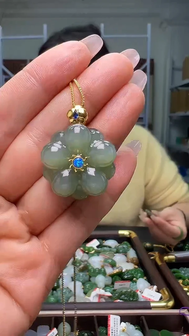 颈饰18K金镶嵌和田玉（多样性发货.发其一）12.01.46