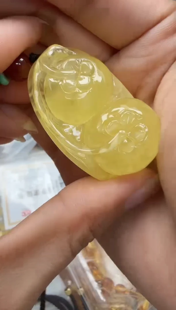 未镶嵌琥珀裸石如图