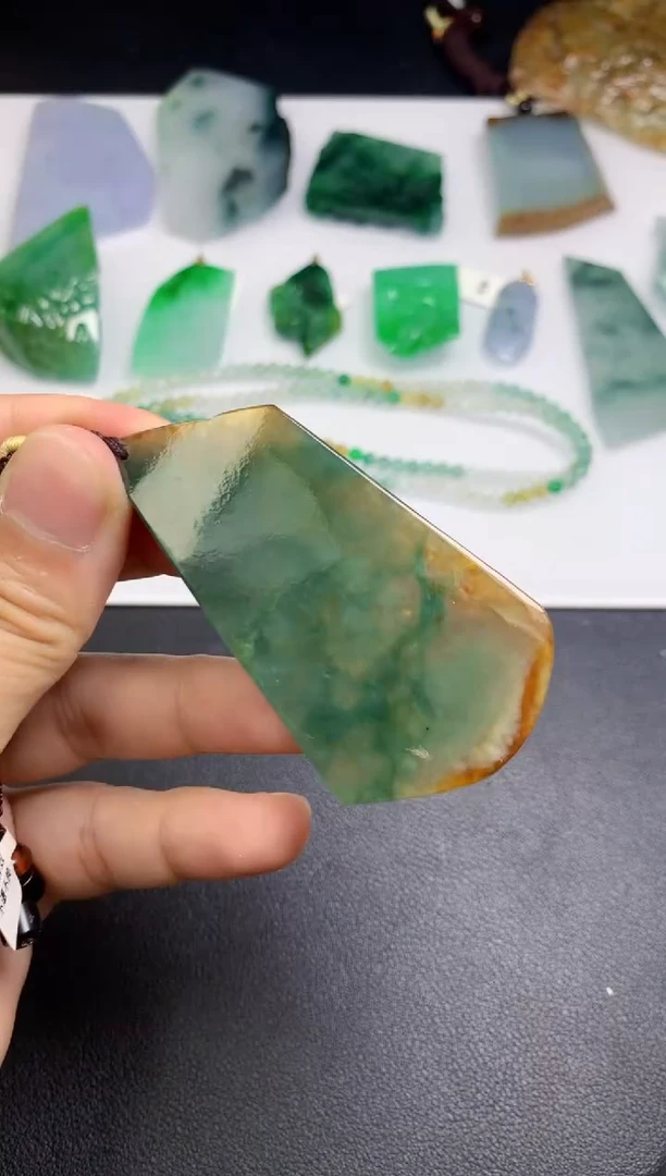 颈饰未镶嵌翡翠