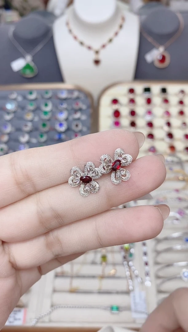 18K金镶嵌耳钉红宝石1ct
