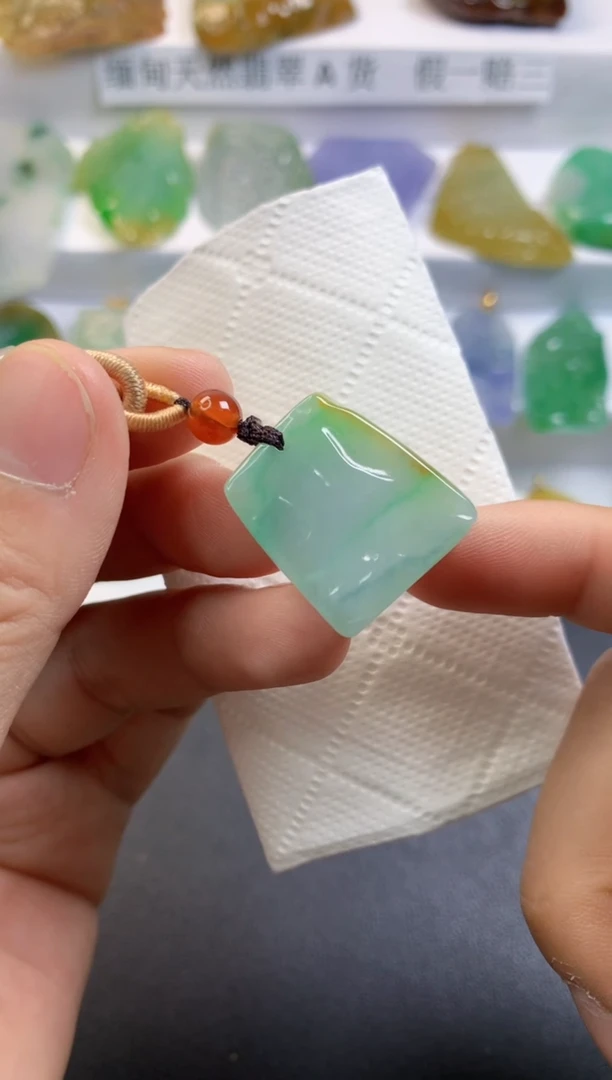 颈饰未镶嵌翡翠