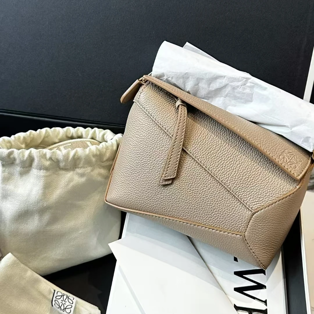 99新 LOEWE/罗意威 青奢荟/迷你几何手提斜挎包/70396