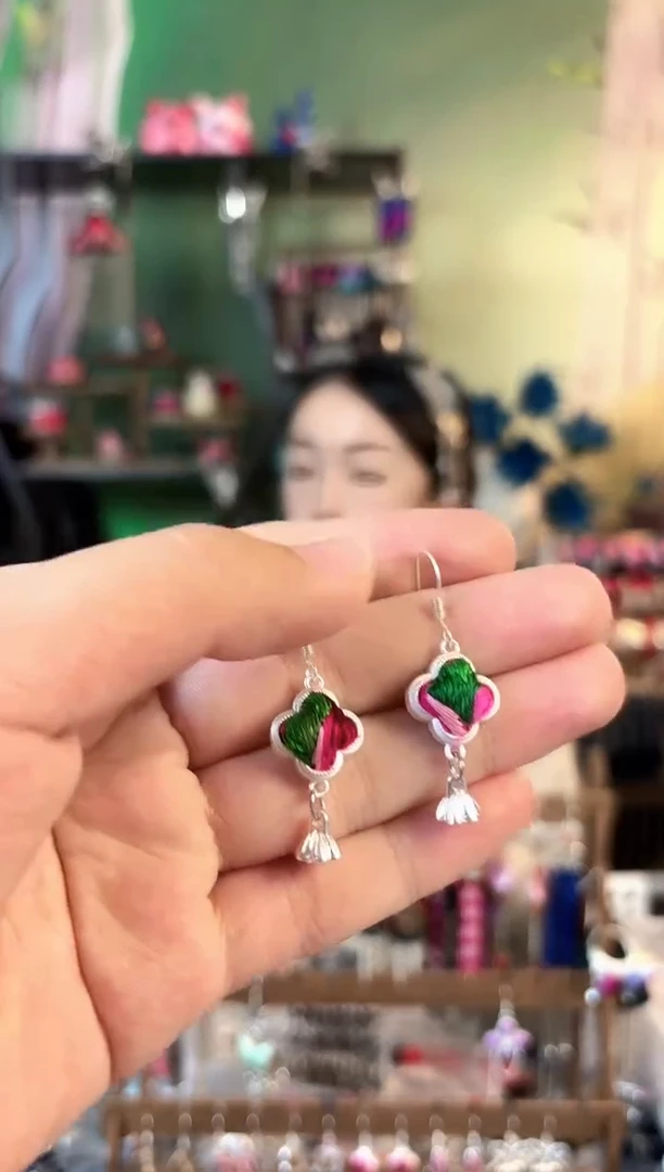 彩云南阁非遗老绣饰品206