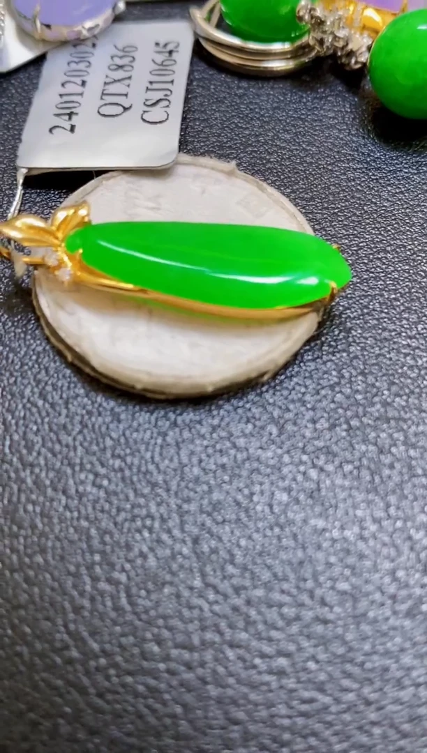 颈饰18K金镶嵌翡翠瓜