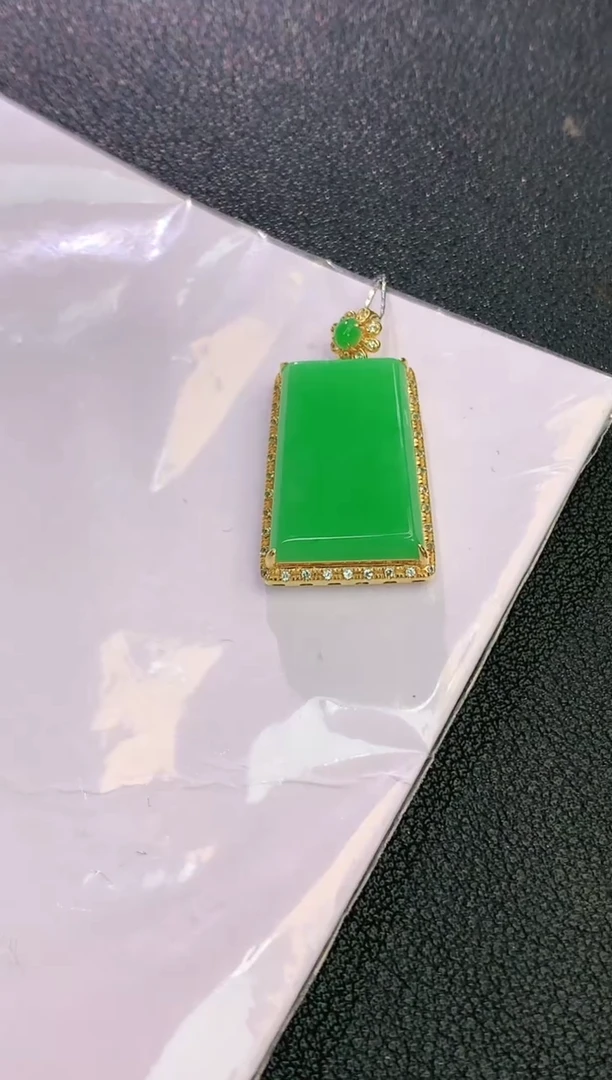 颈饰18K金镶嵌翡翠赠礼盒证书 珍珍