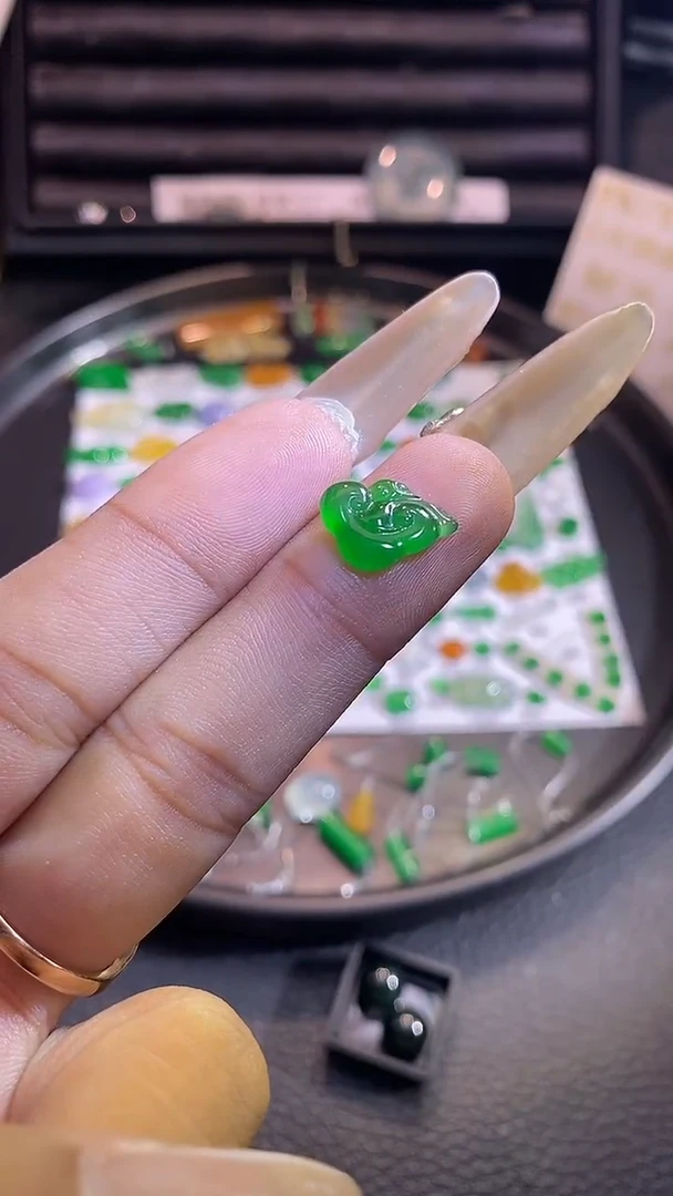 翡翠挂件未镶嵌如意