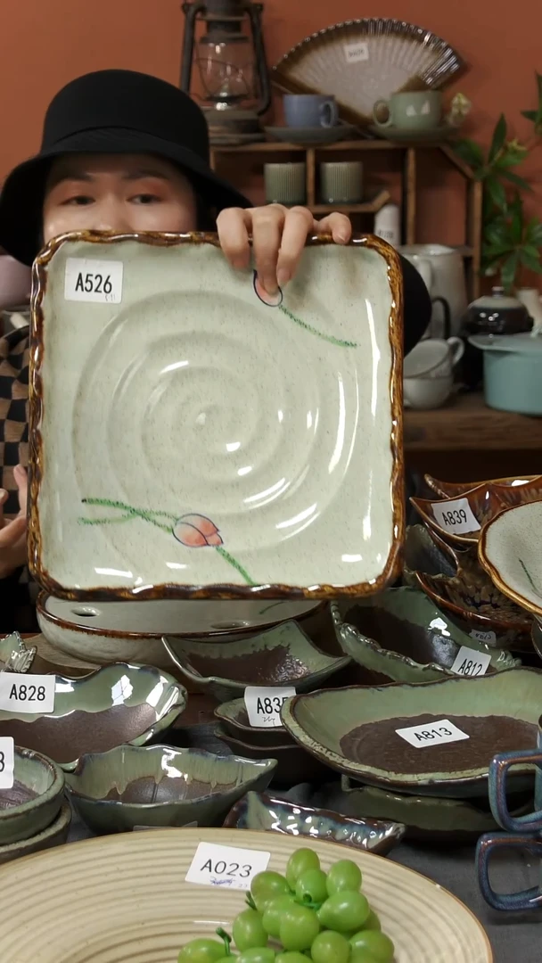 陶瓷A526 一只陶瓷手绘荷花黑点方盘25*3.5可能微瑕