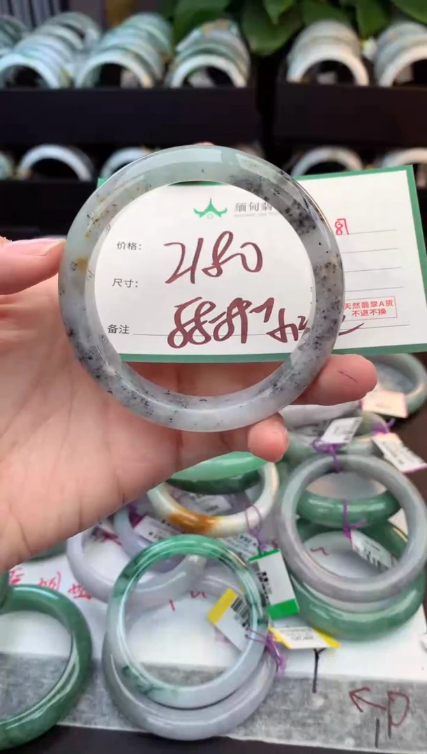 未镶嵌定制翡翠毛货需精细抛光+多人