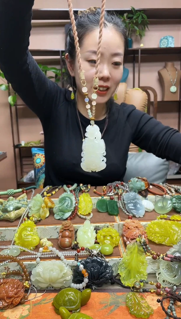 未镶嵌岫玉颈饰·2