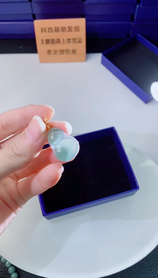 翡翠未镶嵌颈饰        ·