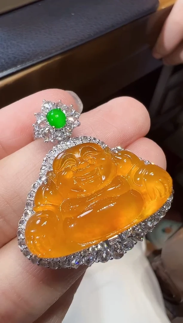 颈饰18K金镶嵌翡翠佛公