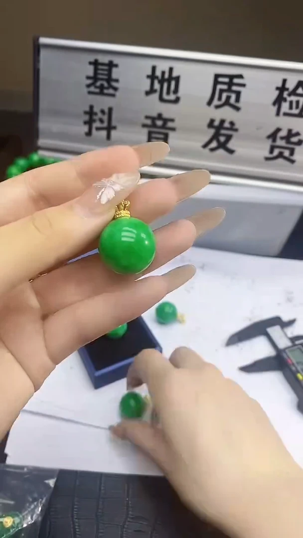 翡翠未镶嵌吊坠(赠链)翡翠球球吊坠h353