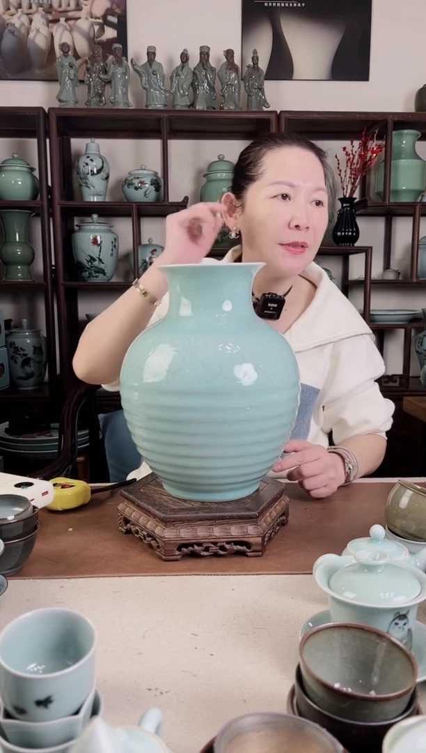 纯手工 粉青 旋纹牡丹瓶
