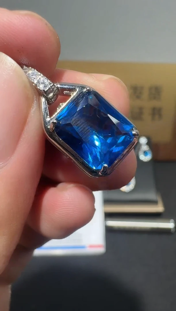 吊坠(赠链)蓝宝石18K金镶嵌089