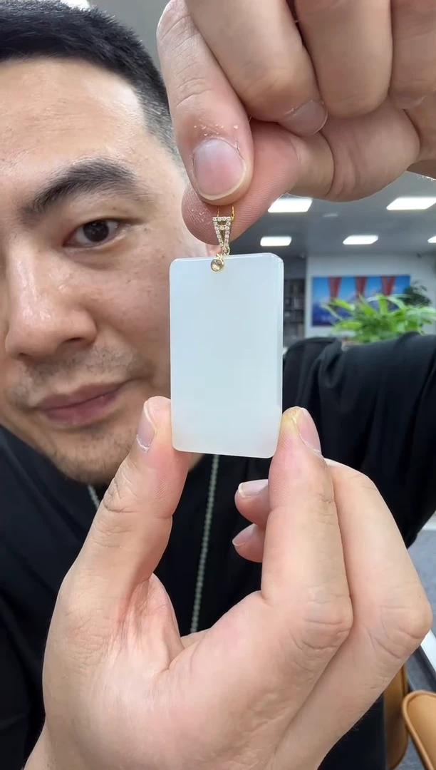 颈饰18K金镶嵌和田玉野牛沟无事牌