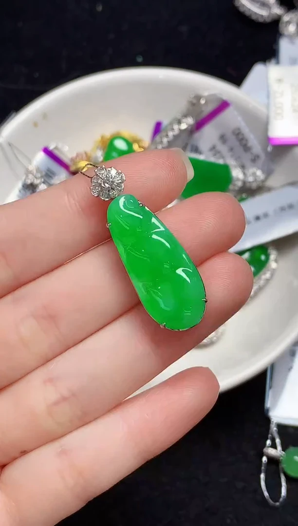 18K金镶嵌戒指翡翠ZJ多样性发其一