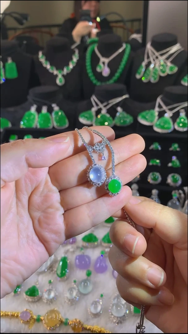 颈饰18K金镶嵌翡翠套链