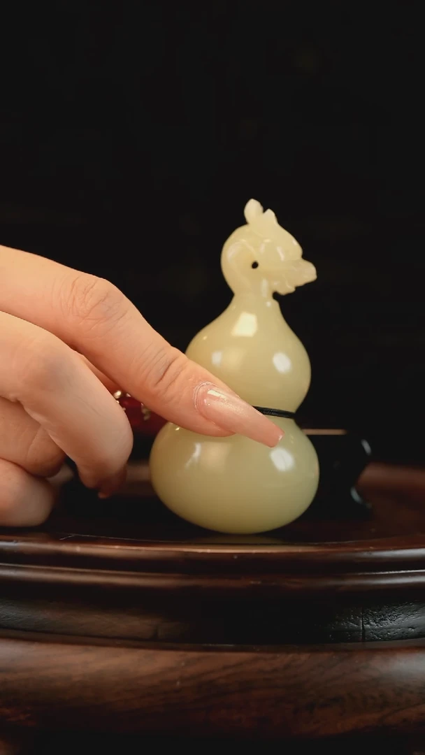 云南石竹叶青雕刻：龙头葫芦
