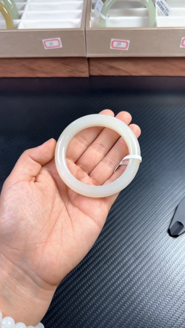 未镶嵌手镯和田玉黑山微色差 54+Mm